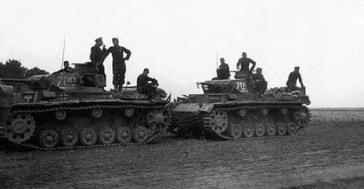 Dos Panzer III Ausf E de la 1ª Panzer División durante un alto en los combates en la batalla de Francia. El 10 de Mayo de 1940, el 1er Panzer Regiment estaba equipado con 28 Panzer III