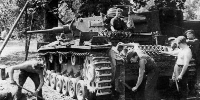 Panzer III Ausf H en agosto de 1941, durante la Operación Barbarroja. Su tripulación procede a una reparación en la oruga mediante un gato