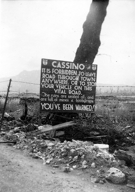 Cartel de aviso para las tropas aliadas, en el que se indica el peligro de abandonar la carretera por posibles explosiones de las minas