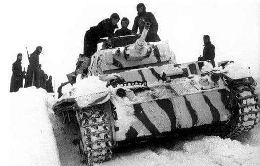 Panzer III de la 5ª Panzer División avanzando con dificultades sobre el terreno helado en dirección a Moscú. Invierno de 1941