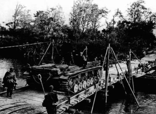 Un Panzer III Ausf E o F de la 1ª Panzer Division cruzando el río Aisne en un puente construido por ingenieros cerca de la población de Chateau Porcien. 6 de Junio de 1940