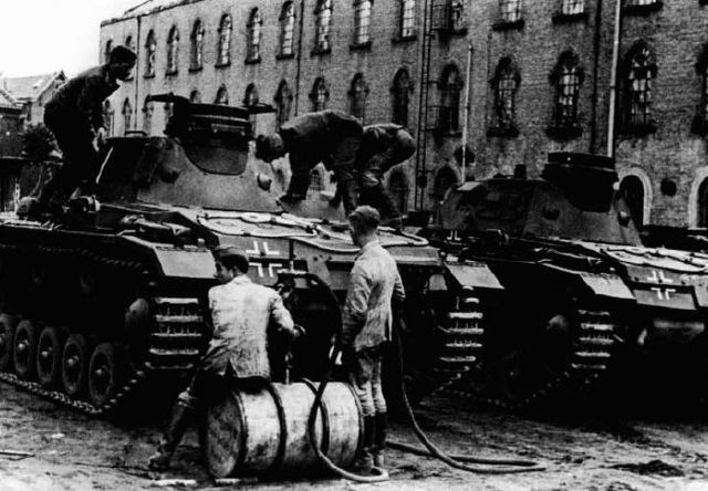 Dos Panzer III Ausf E repostando en una población francesa durante la batalla de Francia. Primavera de 1940