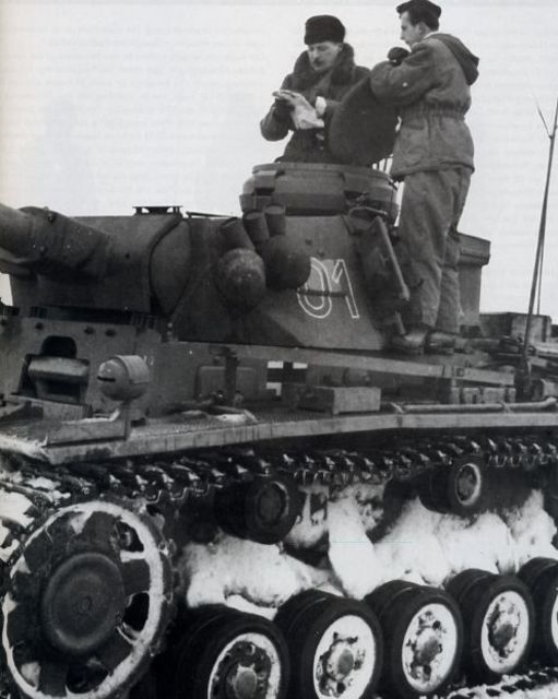 El Oberst von Strachwitz, junto a un ayudante en la torreta de su Panzer III de mando, durante la Tercera Batalla de Kharkov, marzo de 1943. En esas fechas mandaba el Panzerregiment Grossdeutschland