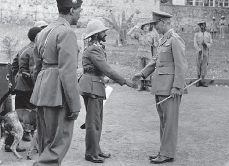 El general Cunningham dando la bienvenida al Negus a su llegada a Addis Abeba. Mayo de 1941