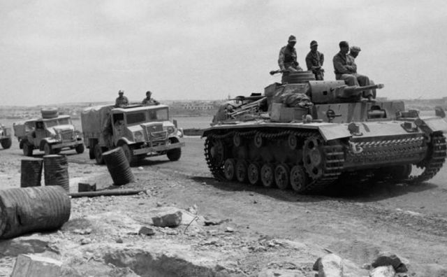 Panzer III Ausf J abriendo una columna de camiones británicos capturados en las afueras de Tobruk. Verano de 1942