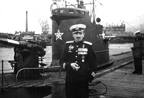 El mismo Konovalov en una imagen posterior a la guerra, en la vela se puede observar las victorias obtenidas por este submarino