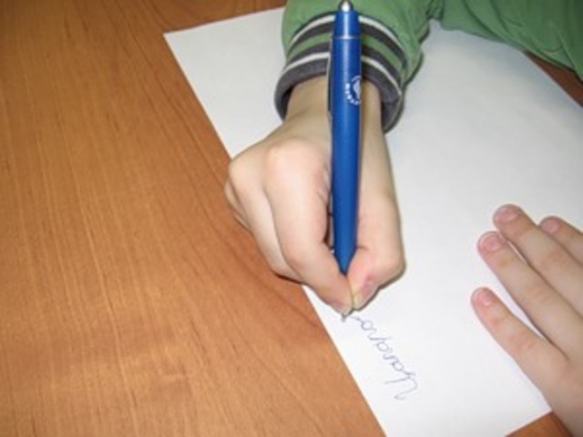Можно взять ручку. Ручка для правильного письма. Рука держит ручку. Ребенок держит ручку. Правильно держать ручку.