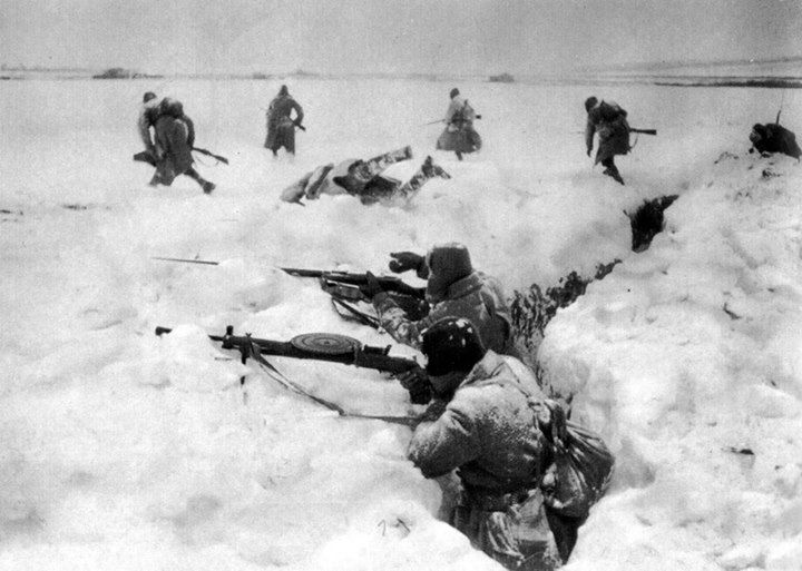 Soldados rusos defienden trinchera durante la batalla de Moscú