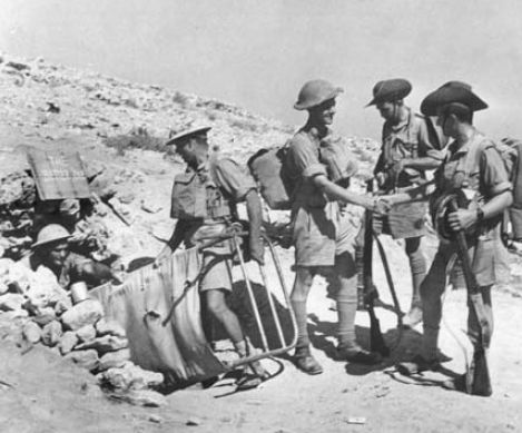 Soldados británicos de la 70ª División de Infantería relevando a las tropas de la 9ª División de infantería australiana. Tobruk, septiembre de 1941